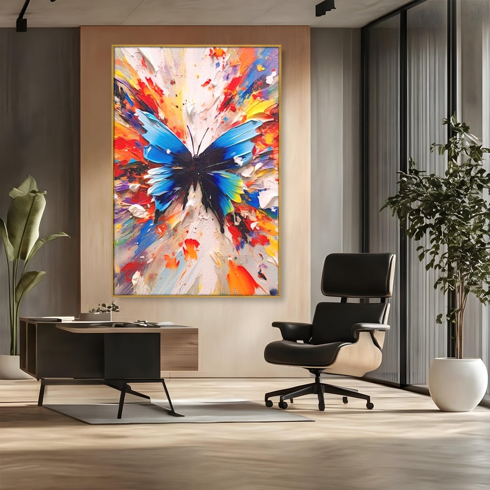 Tablou canvas cu tablou canvas cu fluture albastru, in rama de aluminiu auriu, pe perete intr-un birou
